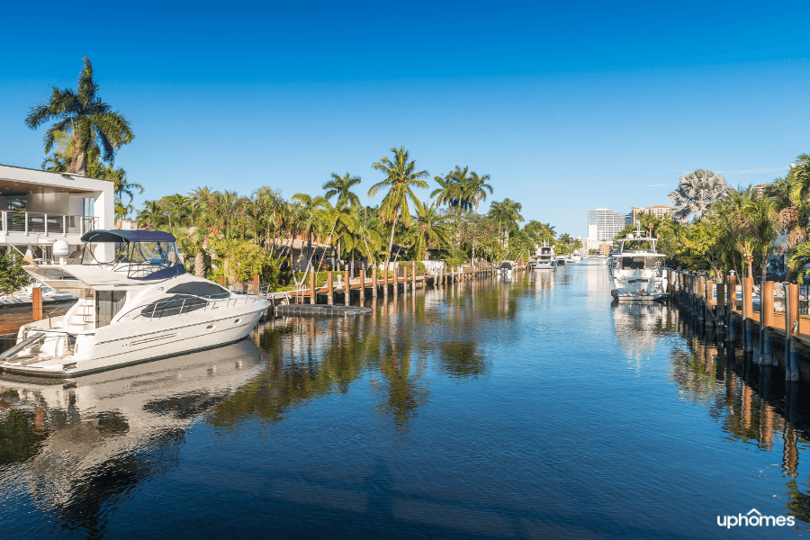 Fort Lauderdale downtown neighborhood with homes on the water and boats on the dock