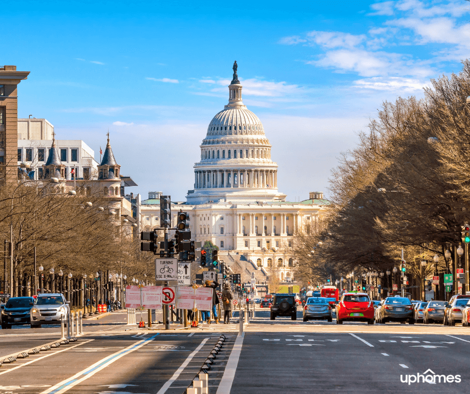 White House Downtown Washington D.C. - Traffic and day time