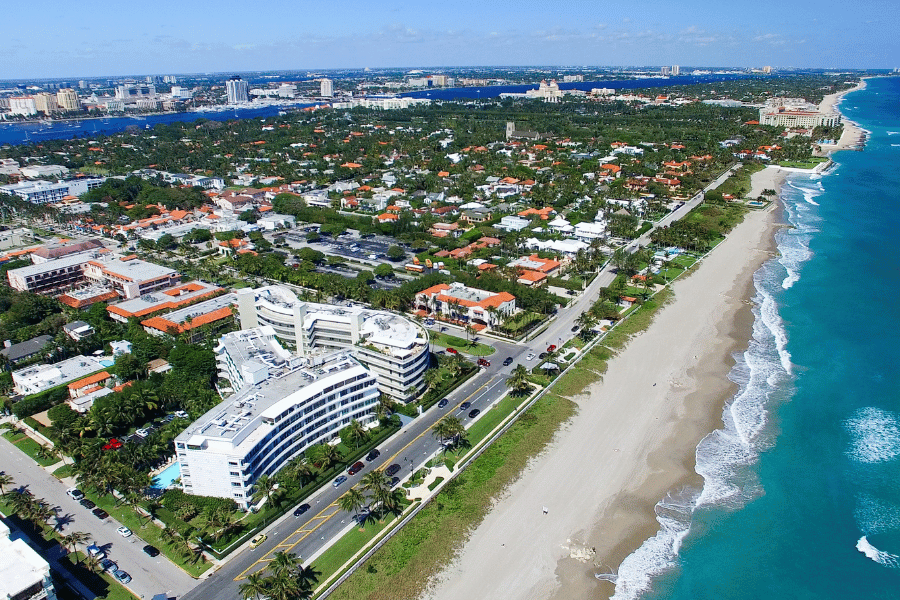 Palm Beach housing near the beach and beautiful blue water