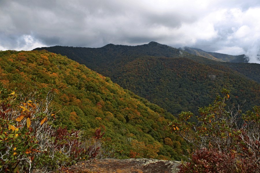 The mountains in Sylva, NC with leaves changing colors on the trees