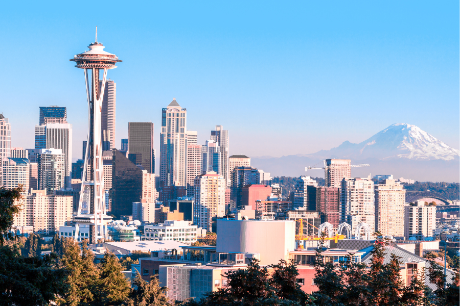 The city of Seattle, WA on a sunny day with the mountains in the background