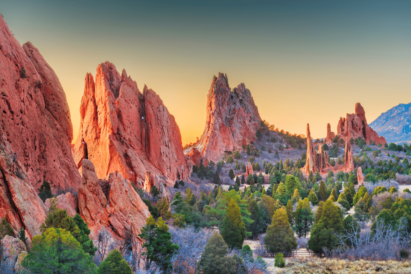 Colorado Springs Outdoor activities and nature hikes with large rocks in the mountains