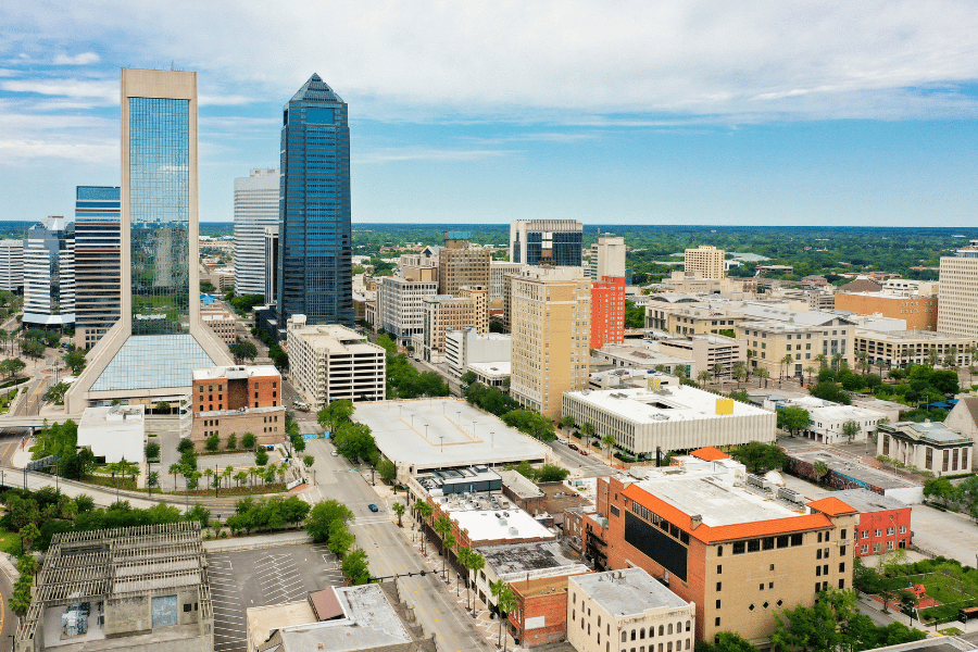 Skyline of Jacksonville, FL during the day with tall buildings 