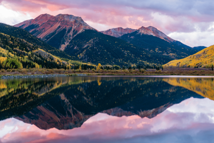 Colorado-Lake-Mountain.png Colorado lake and mountains - the Colorado Rockies