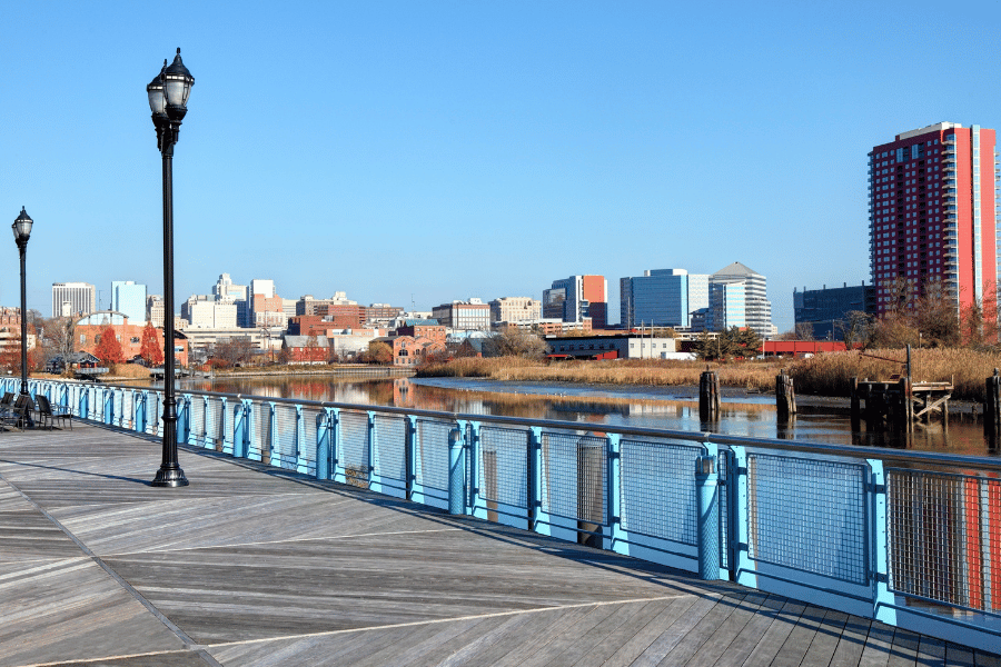 Overview of downtown Delaware over river