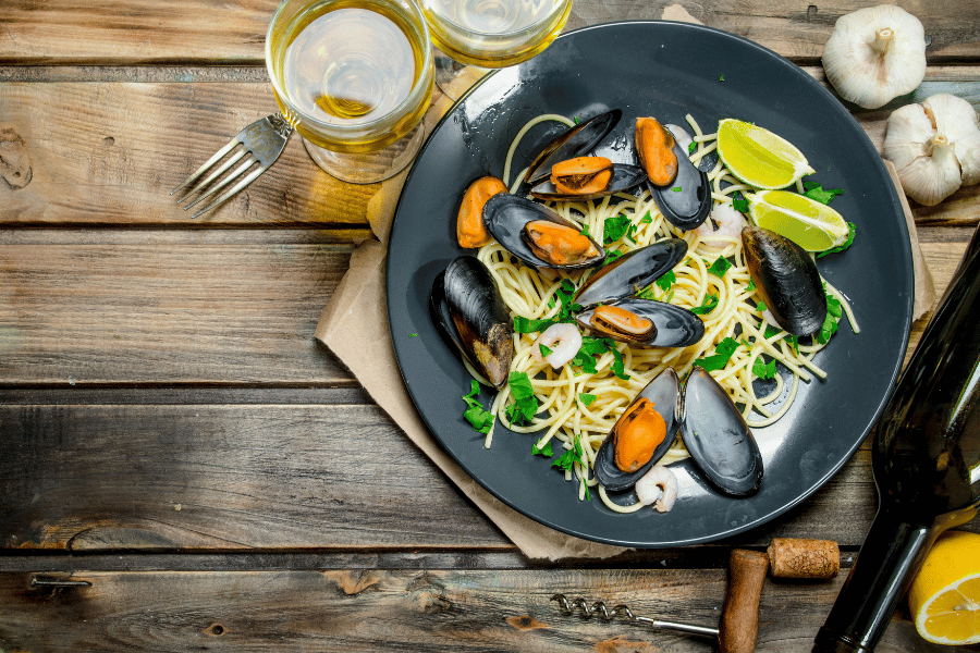 Italian-seafood.png Italian food pasta mussels seafood